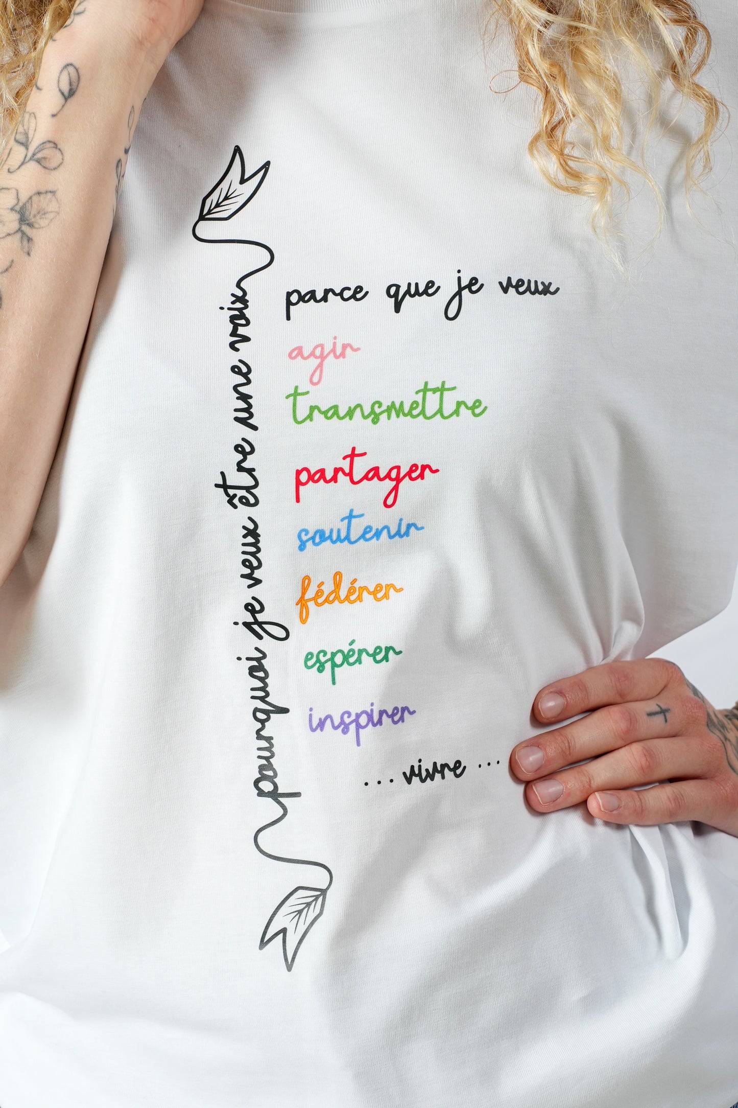 visuel modèle tee-shirt essentiel : oversize en coton bio, orné d’une constellation de verbes positifs.