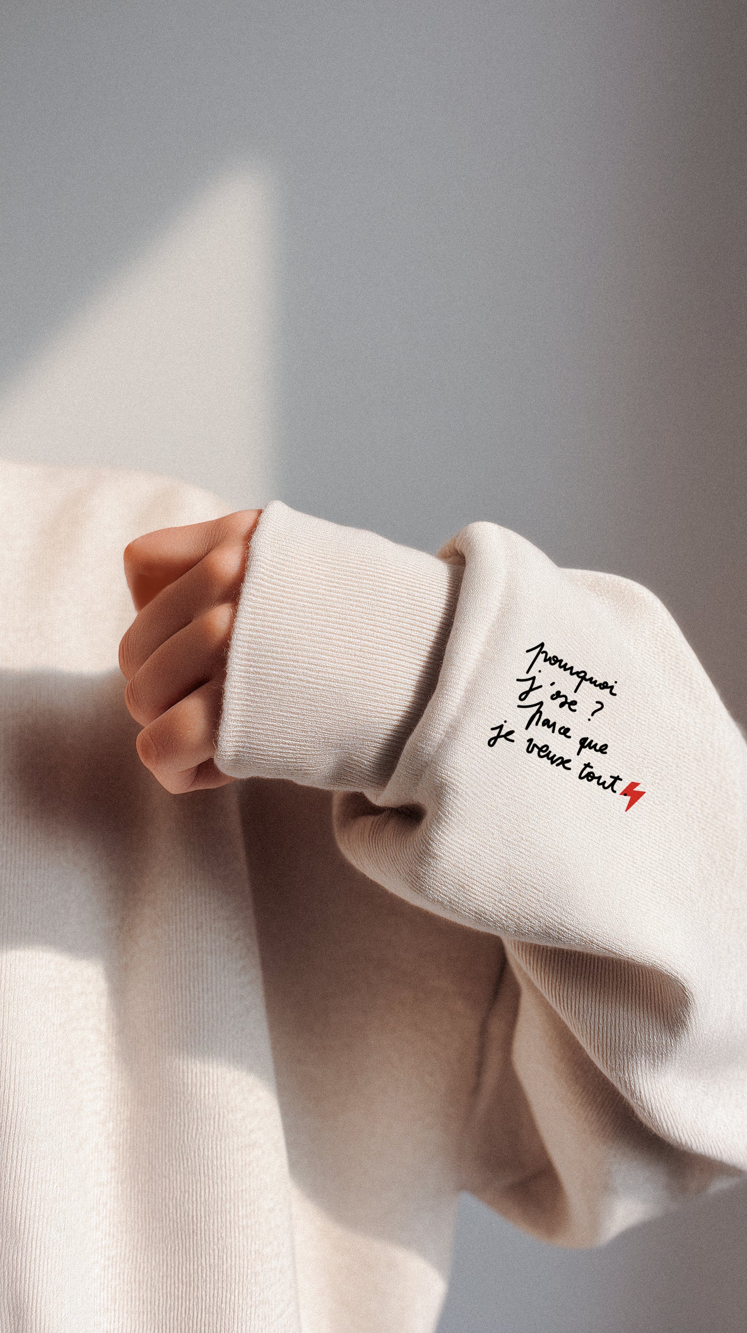 Gros plan sur la manche d’un tee-shirt comportant un message imprimé