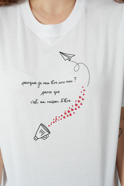 Visuel du T-shirt « Porte Voix » à manches courtes, coupe droite oversize. Illustration imprimée sur le devant avec le message : « Pourquoi je veux être une voix ? Parce que c’est ma raison d’être ».