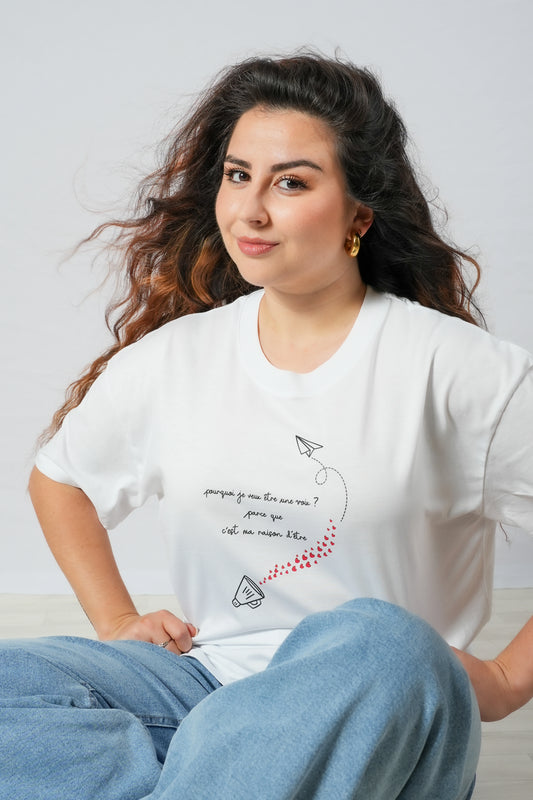 T-shirt « Porte Voix » à manches courtes, avec une modèle. Design moderne et engagé, pensé pour affirmer sa voix et son identité.