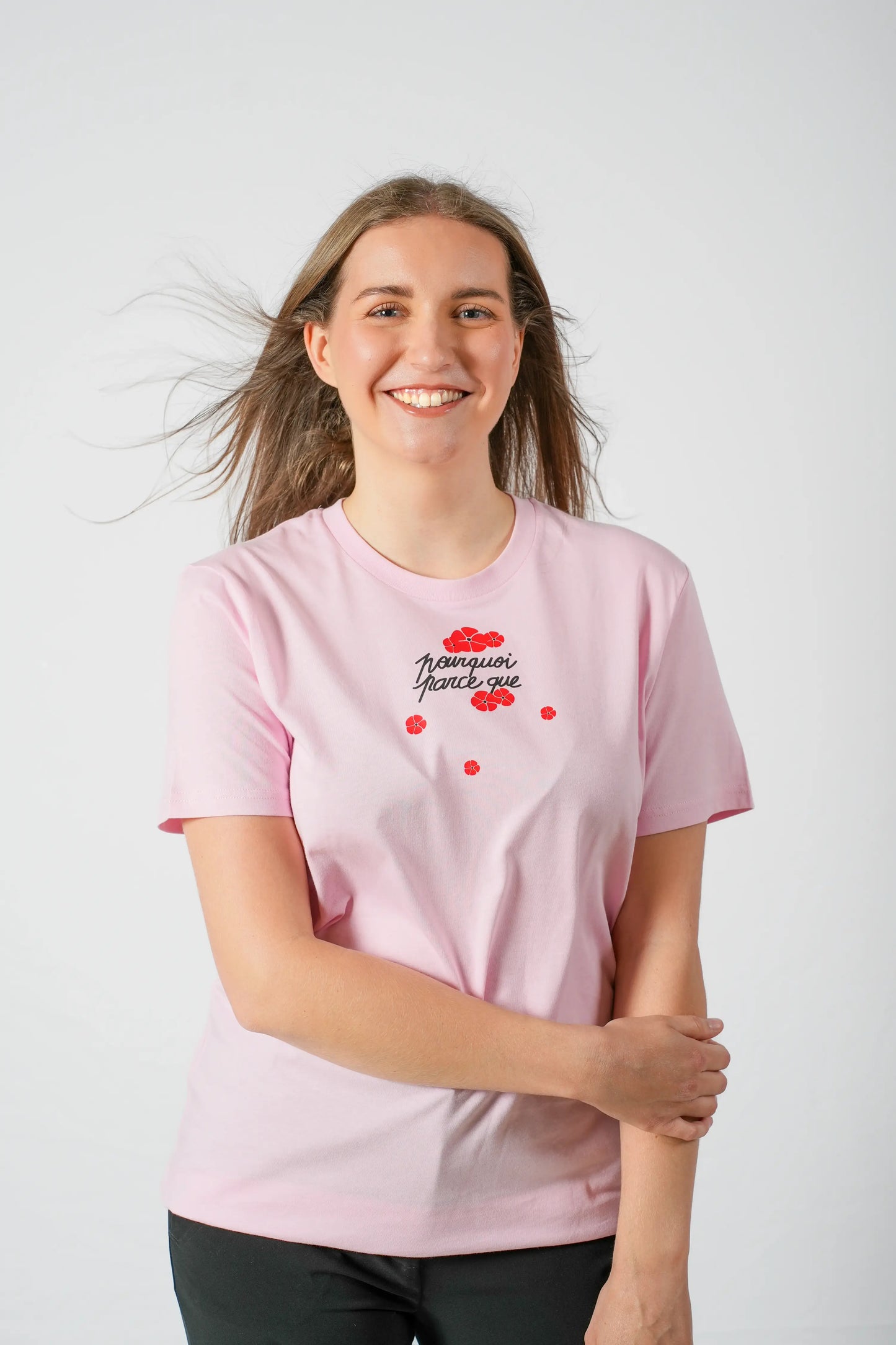 tee-shirt printemps couleur rose, pose col rond 