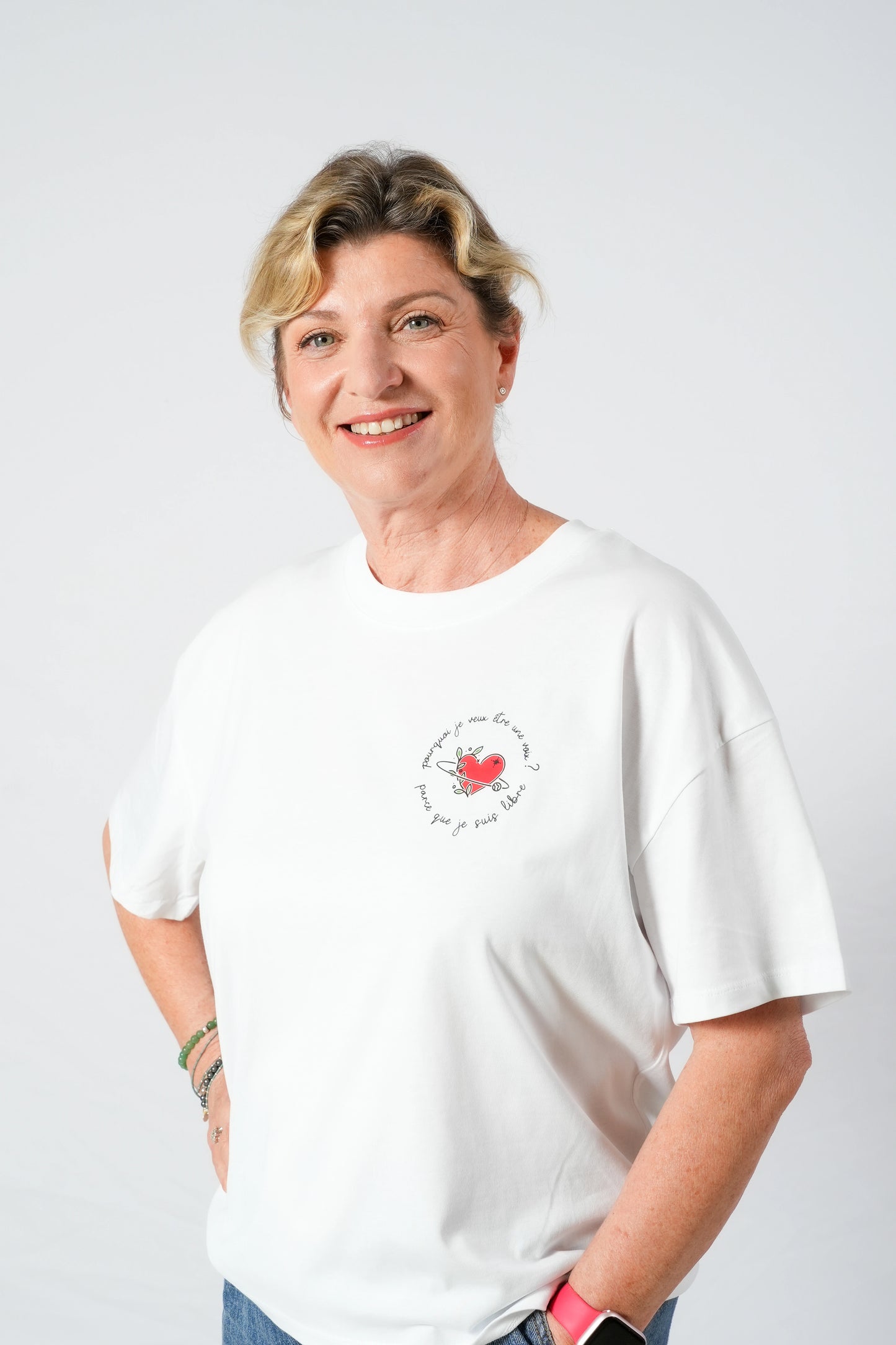 Modèle tee-shirt Cœur à coupe droite, orné d’un cœur rouge en pocket.