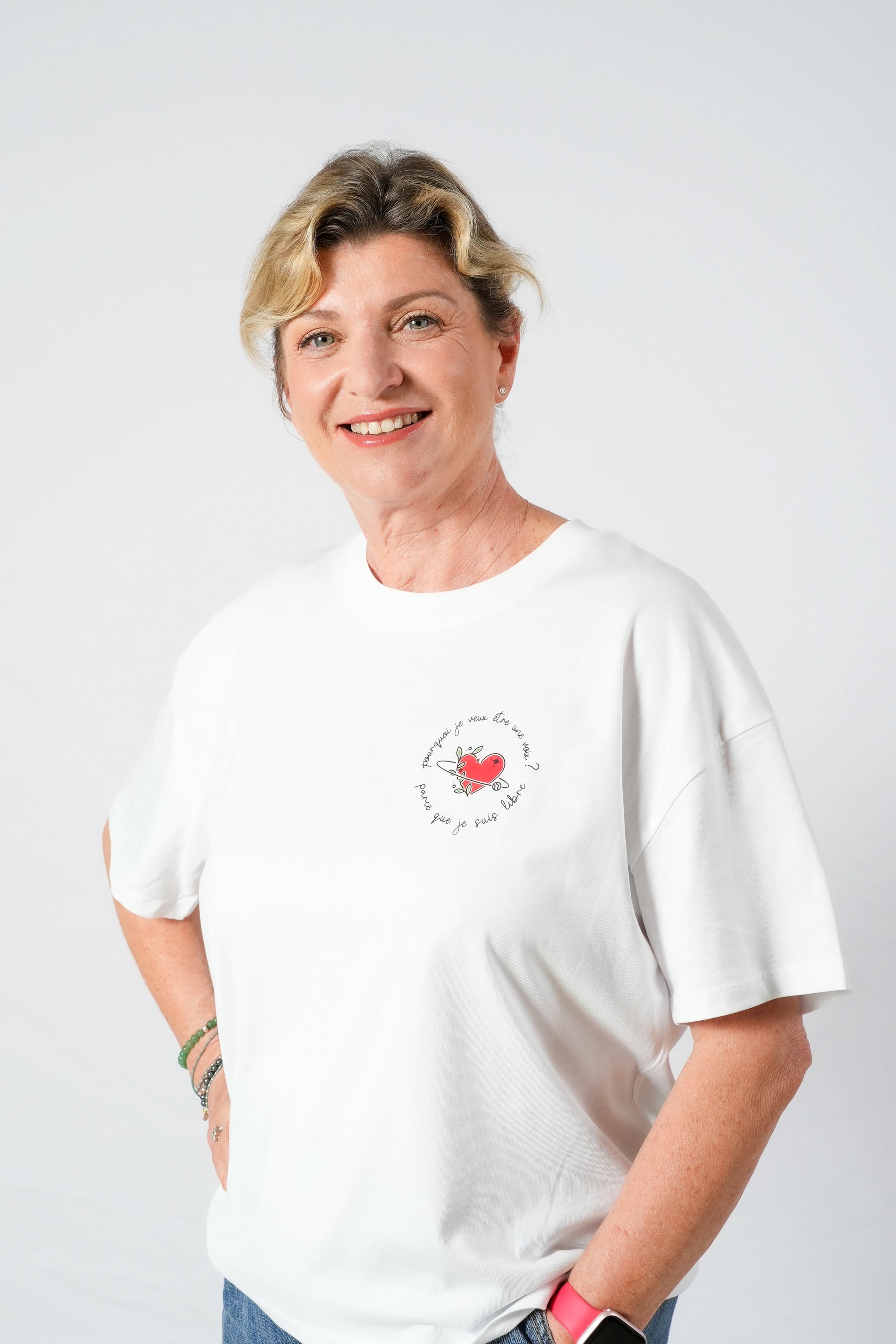 Modèle tee-shirt Cœur à coupe droite, orné d’un cœur rouge en pocket.