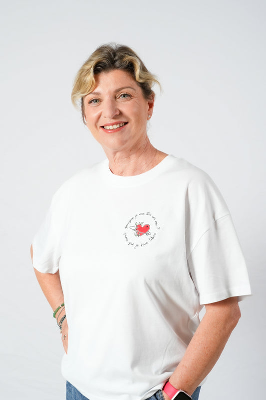Modèle tee-shirt Cœur à coupe droite, orné d’un cœur rouge en pocket.