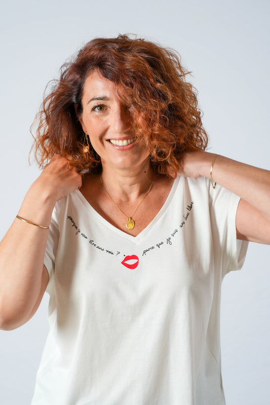 modèle tee-shirt queen qui célèbre les femmes libres qui portent leur identité avec élégance et confiance