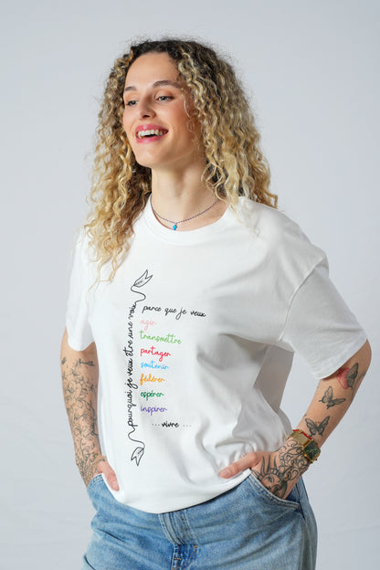 modèle tee-shirt essentiel oversize en coton bio, orné d’une constellation de verbes positifs. Une pièce qui célèbre l’élan de vivre, d’agir et d’inspirer