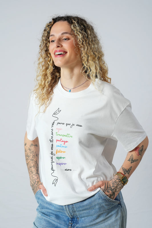 modèle tee-shirt essentiel oversize en coton bio, orné d’une constellation de verbes positifs. Une pièce qui célèbre l’élan de vivre, d’agir et d’inspirer