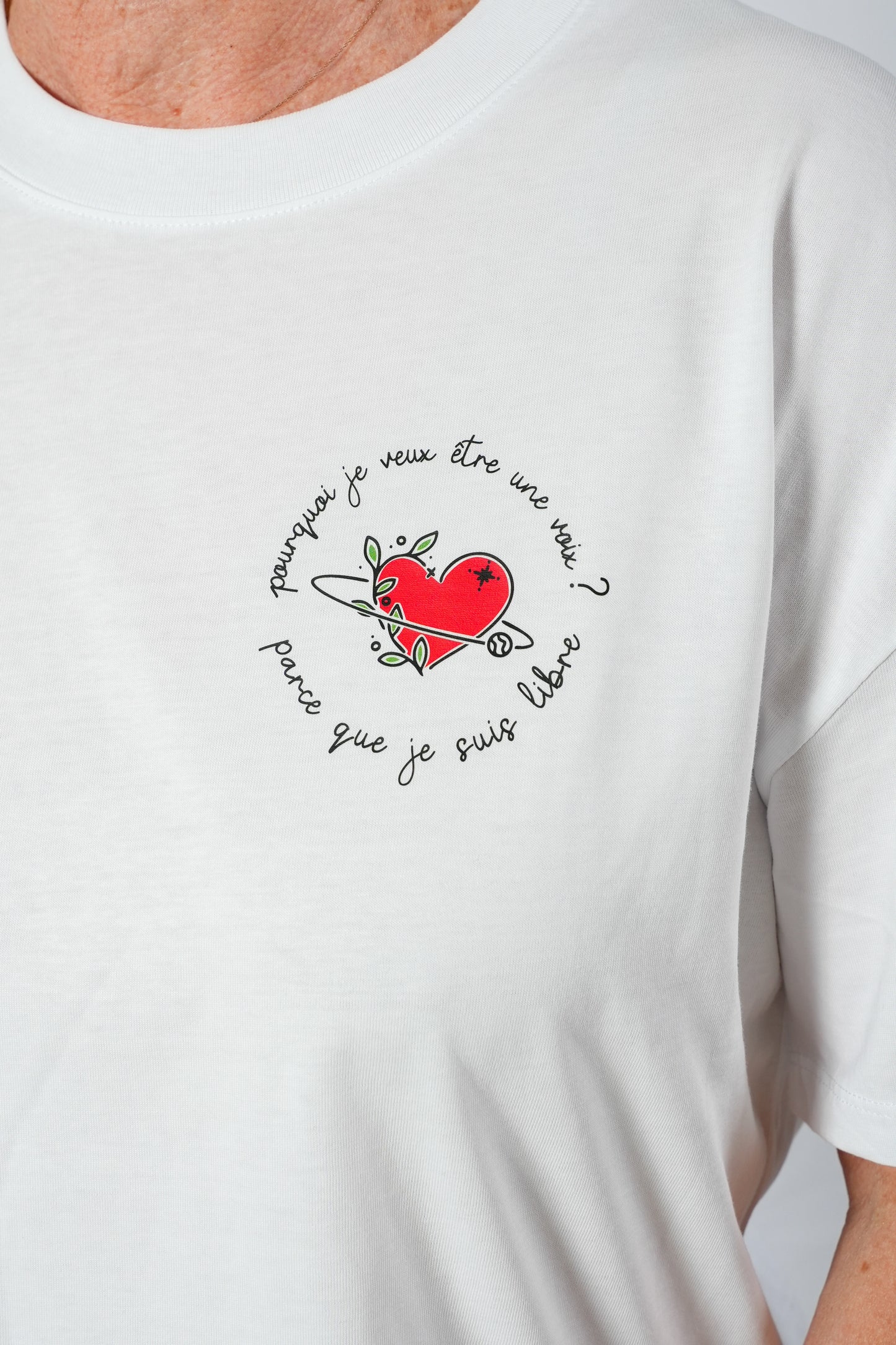 Visuel du modèle "Coeur" Tee-shirt oversize à coupe droite, orné d’un cœur rouge en pocket.